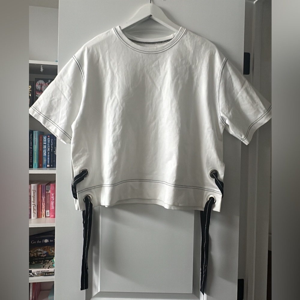 NWOT | White crop top t shirt with ribbon side slit | Fits Women’s M - L